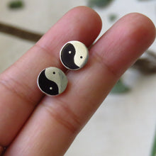 Cargar imagen en el visor de la galería, ARETES YING &amp; YANG
