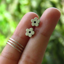 Cargar imagen en el visor de la galería, ARETES PEQUEÑA FLOR
