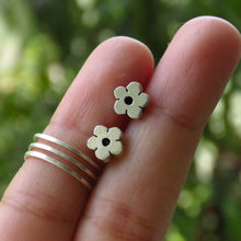 Cargar imagen en el visor de la galería, ARETES PEQUEÑA FLOR
